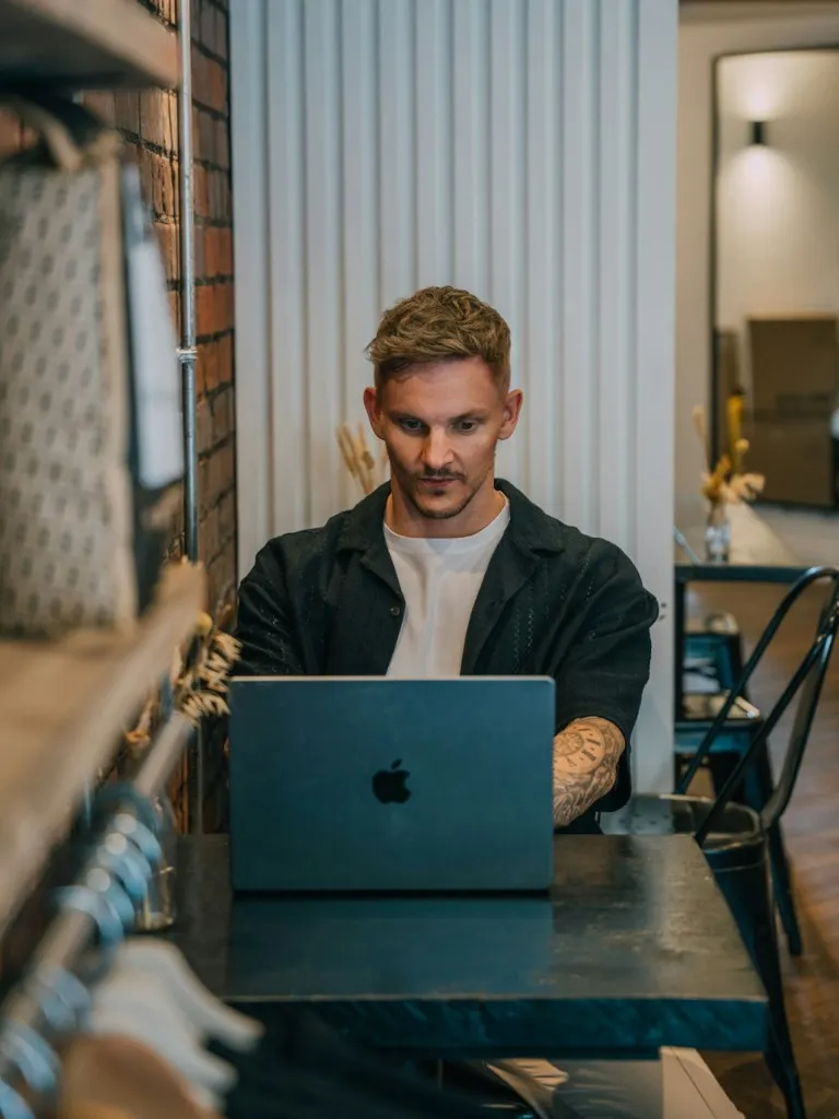 Emprendedor revisando su negocio con MacBook