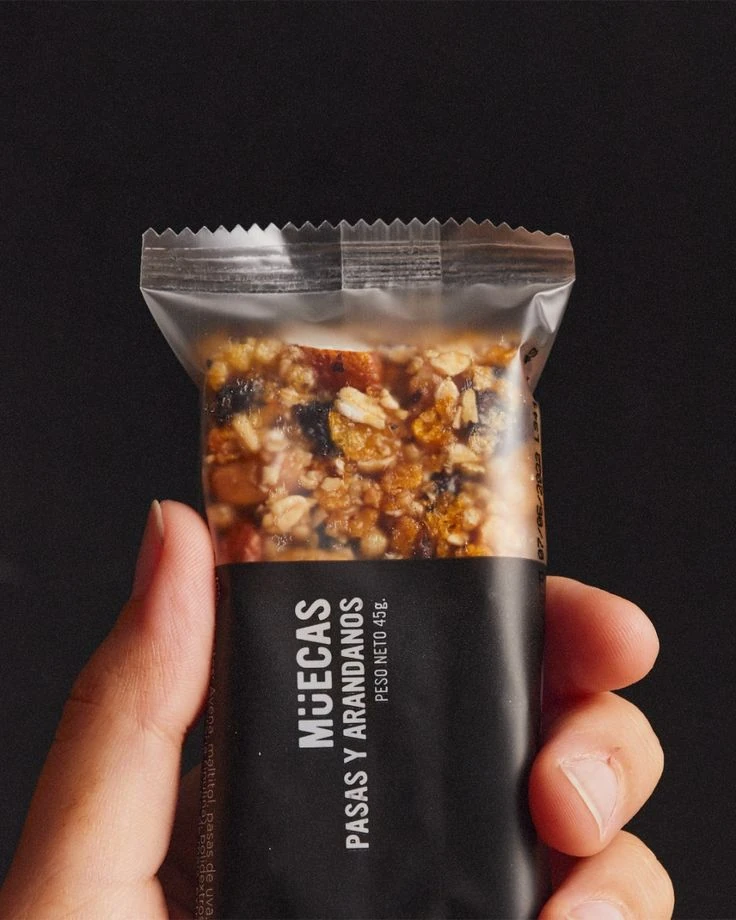 Selección variada de alimentos y productos de despensa para una compra