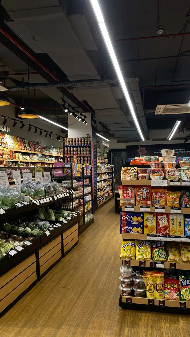 Almacén con variedad de alimentos envasados organizados en estanterías