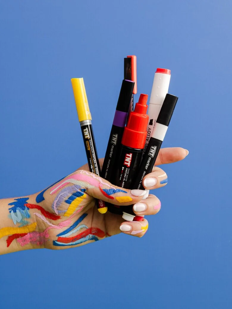 Marcadores para dibujo disponibles en diferentes colores