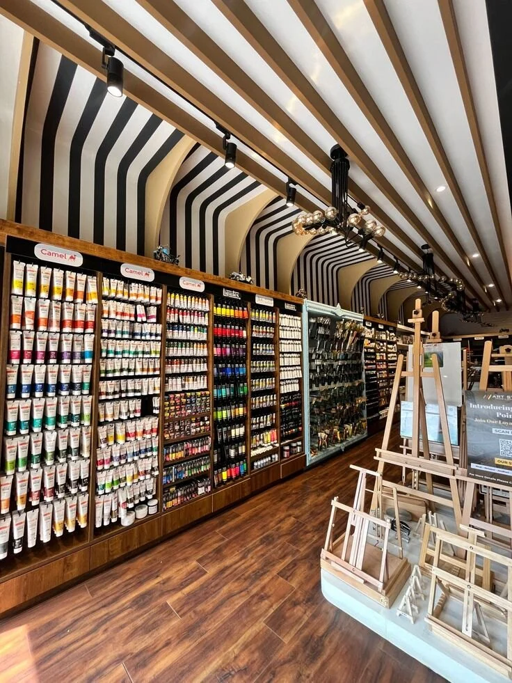 Tienda de artística con pinturas, pinceles y materiales creativos