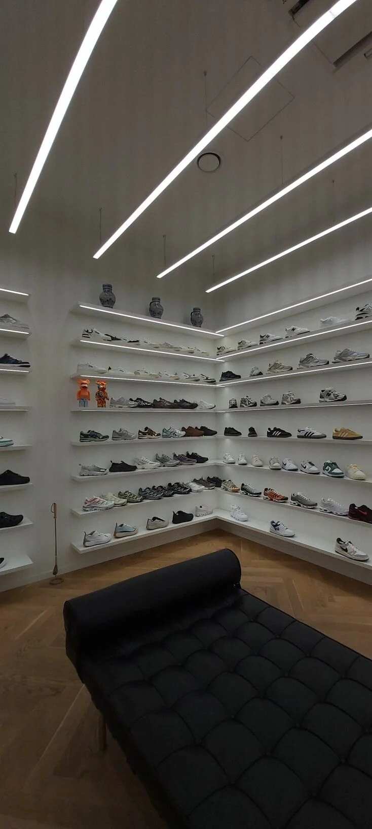 Exhibición de distintos modelos de calzado en una tienda
