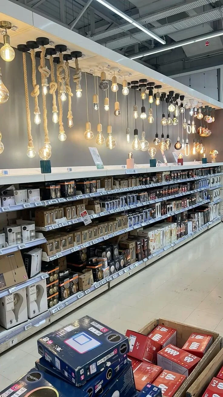Stock de productos eléctricos e iluminación en distintas categorías