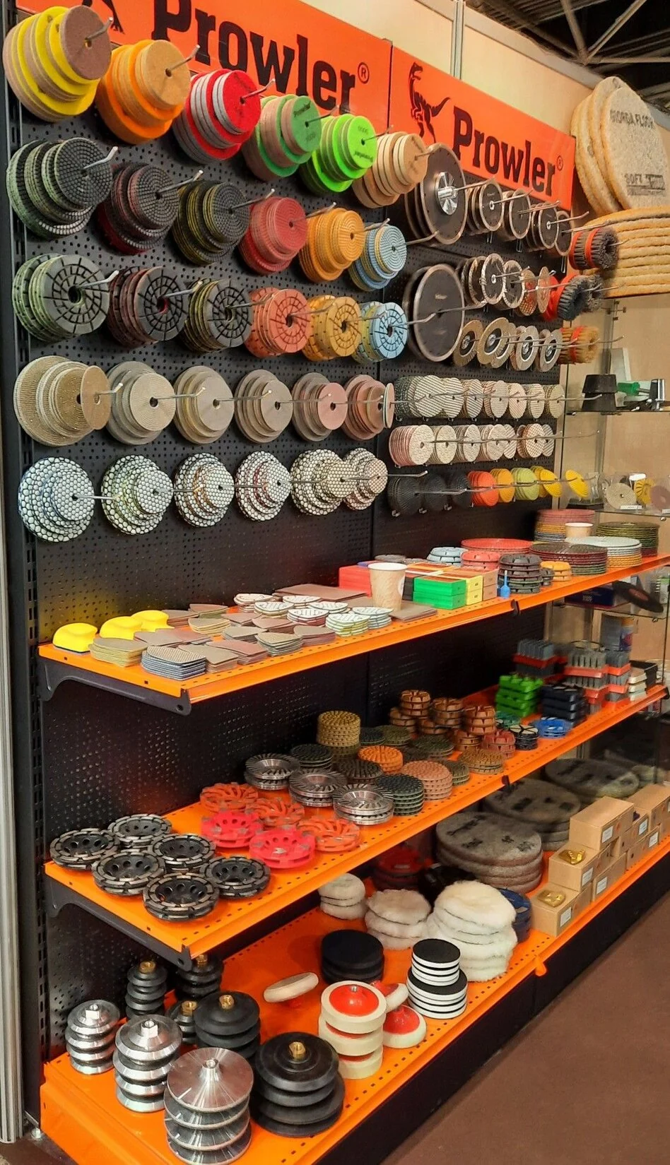 Stock y reposición de productos de ferretería