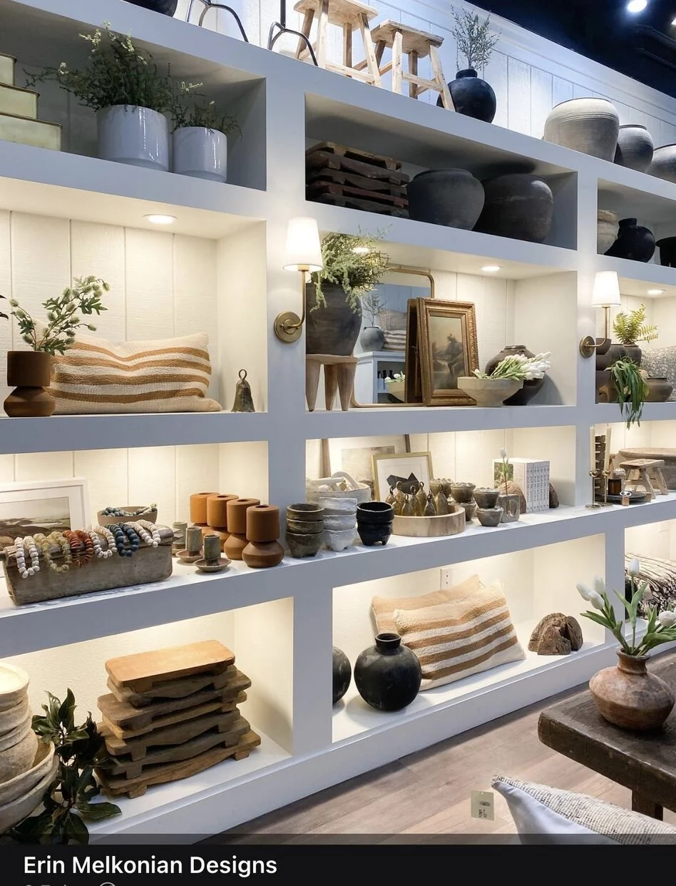 Ambiente de hogar con diferentes objetos y productos de decoración