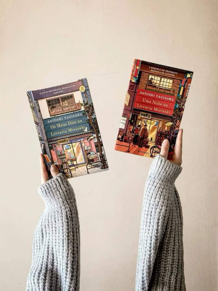 Lector explorando títulos y novedades en una librería