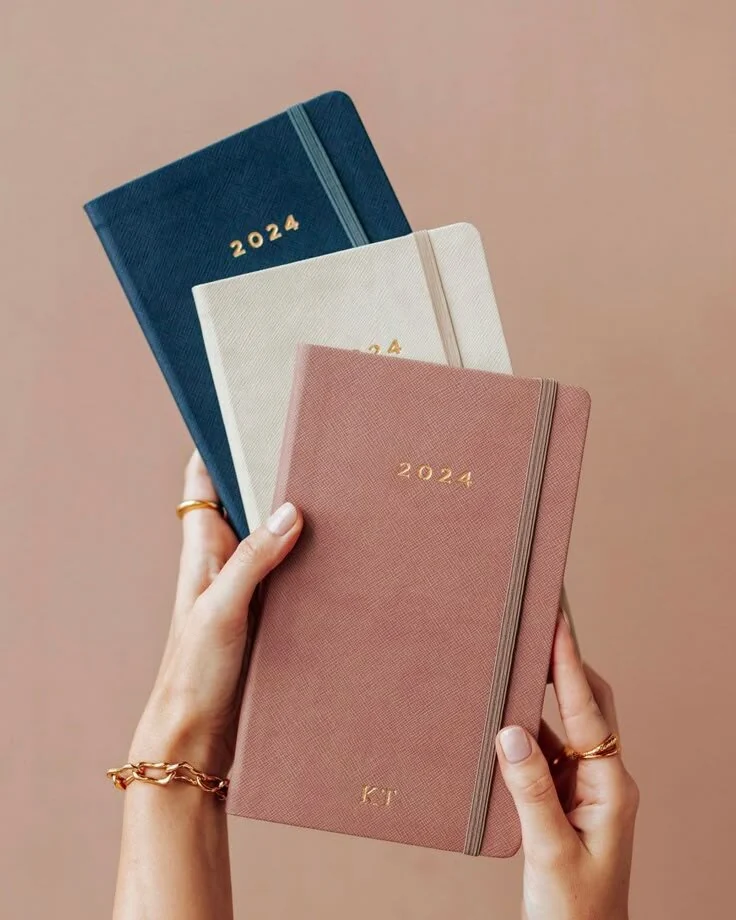 Agendas y cuadernos de distintos colores como variantes