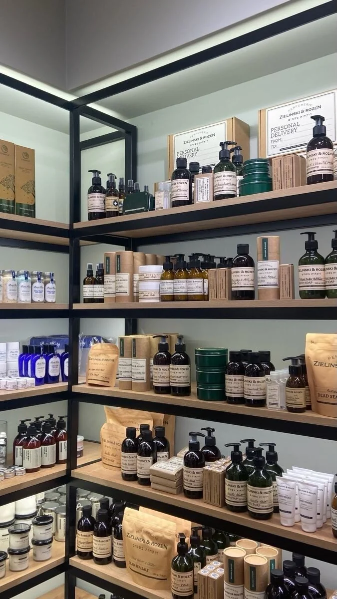 Estantería con perfumes, maquillaje y productos de cuidado personal