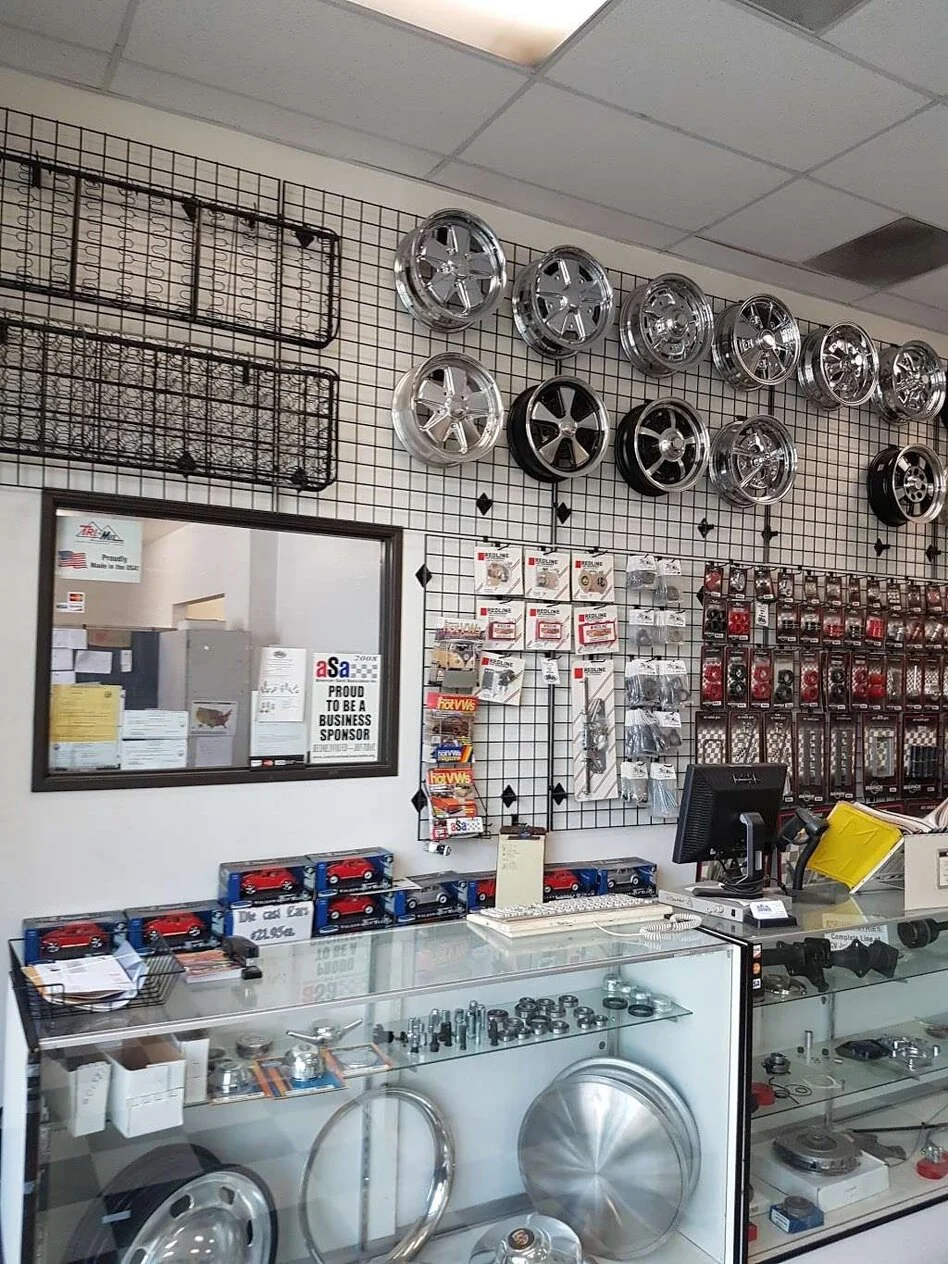 Repuestera con variedad de autopartes y accesorios organizados