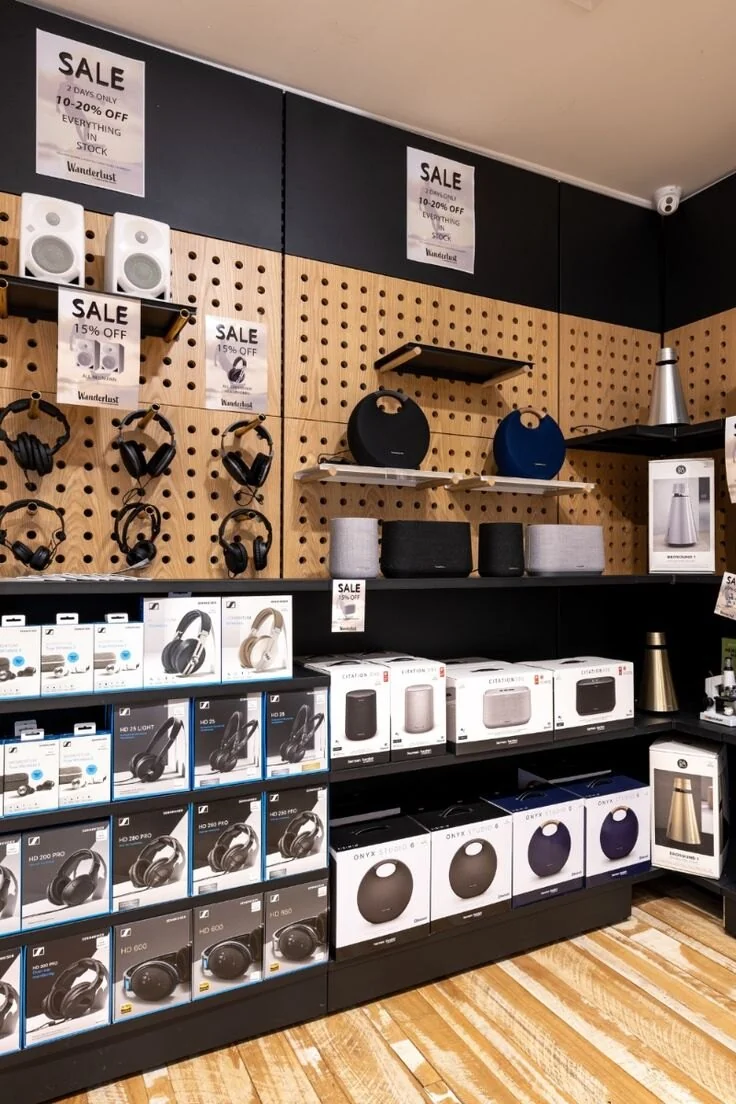 Stock de productos tecnológicos y cajas organizadas